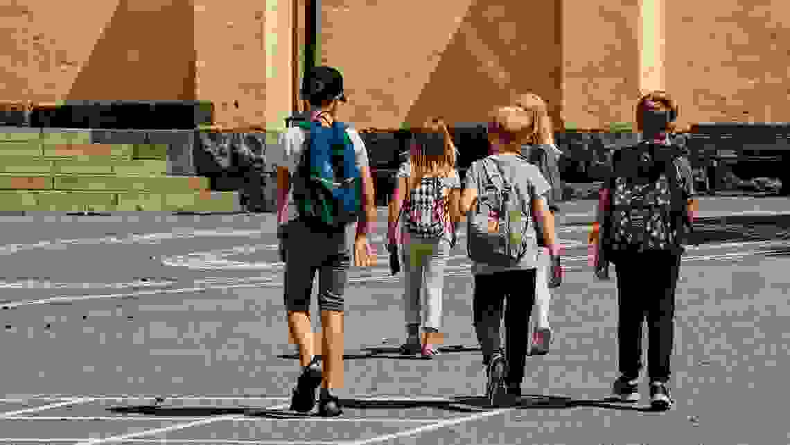 Skolbarn går över skolgården.