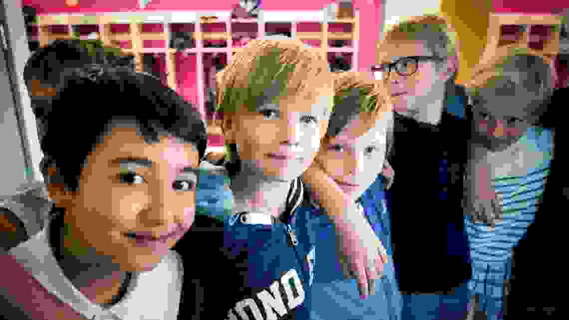 Glada killar i skolkorridor