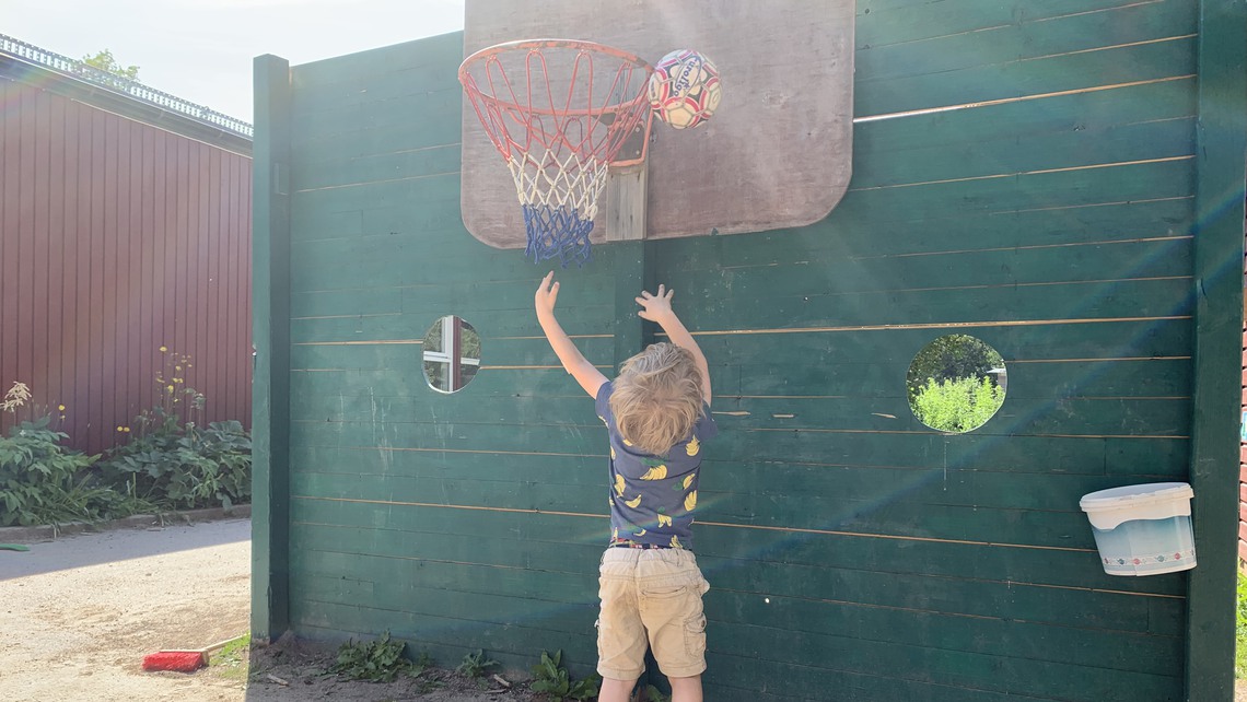 Barn som leker på gården på förskolan Hildingavägen.