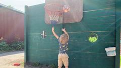 Barn som leker på gården på förskolan Hildingavägen.