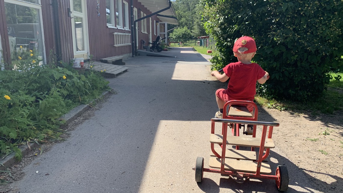 Barn som leker på gården på förskolan Hildingavägen.