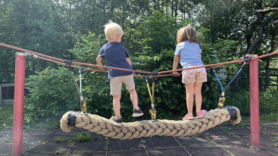 Barn som leker på gården på förskolan Hildingavägen.