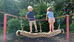 Barn som leker på gården på förskolan Hildingavägen.