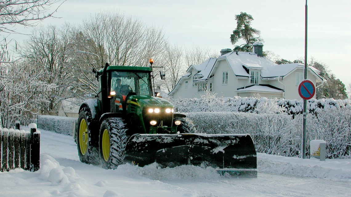 Snöplog på vinterväg.
