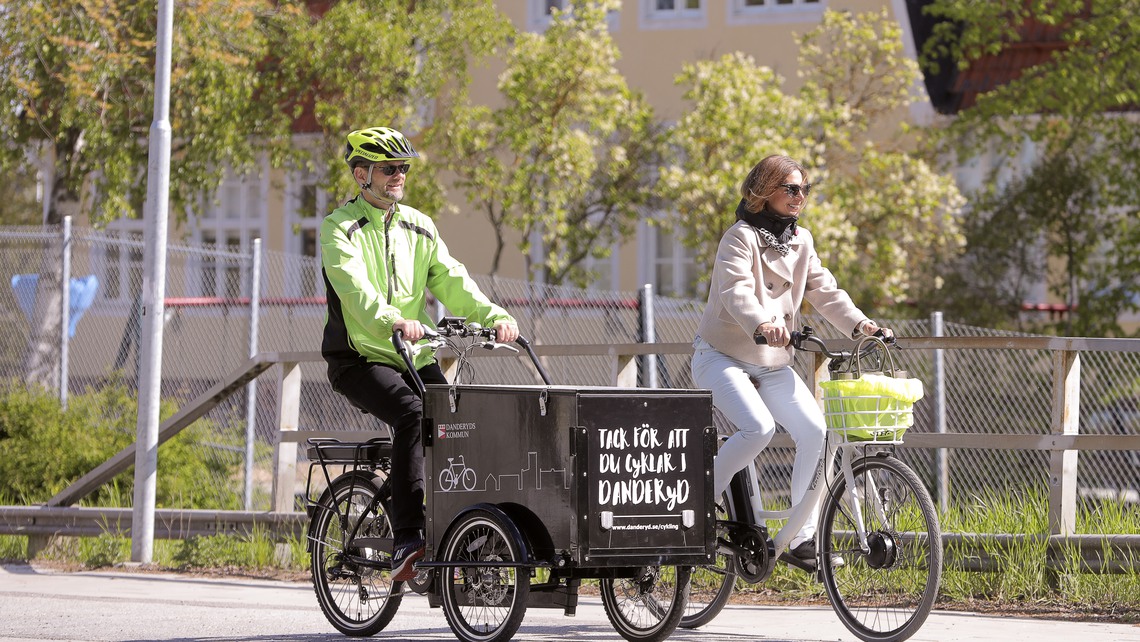 Människor cyklar och promenerar i trafikmiljö i Enebyberg