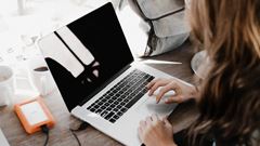 En ung tjej sitter vid en dator.