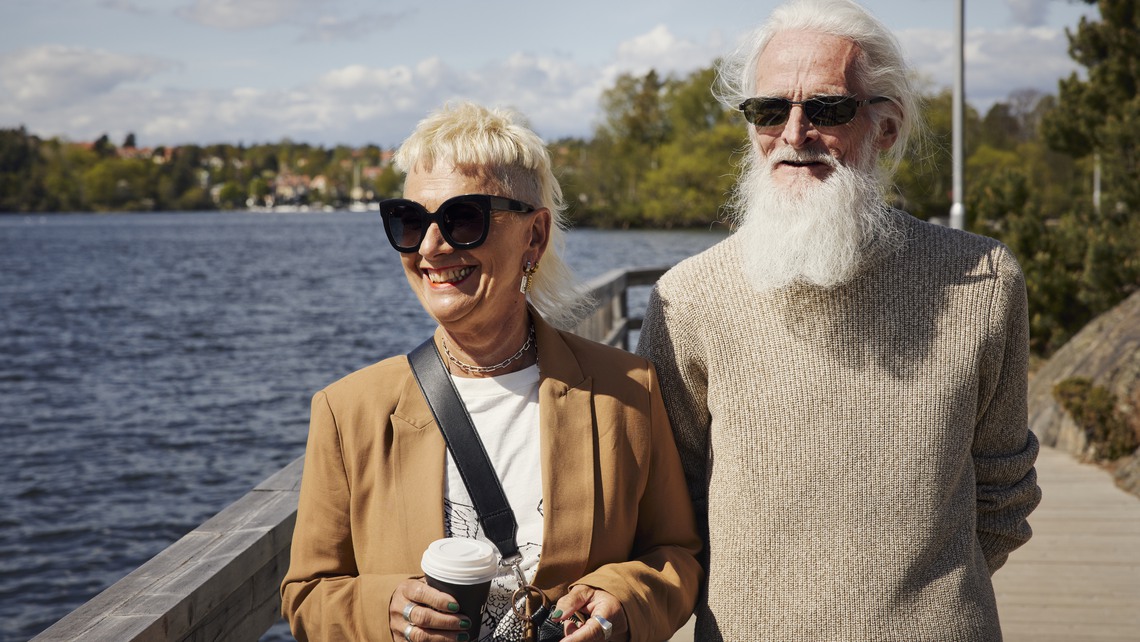 Äldre man och kvinna på promenad vid havet