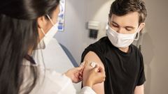 En kille får vaccin mot Covid-19.