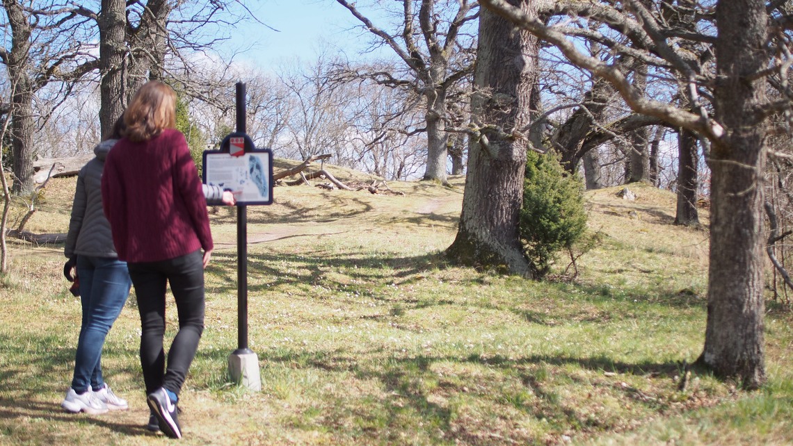 Två kvinnor på promenad vid Svalnäs gravfält