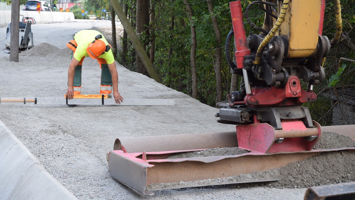 Vägarbetare arbetar med att dra en ny väg. 