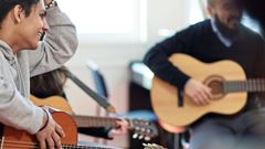 Elever och lärare pĺ musiklektion