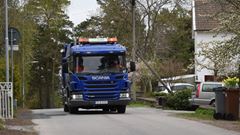 Blå sopbil på villagata.