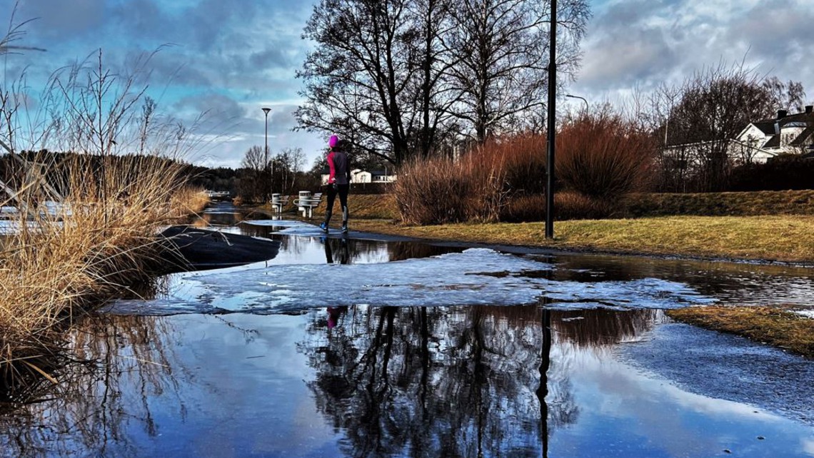 Gångstråk vid Nora strand som är täckt av vatten från Edsviken.
