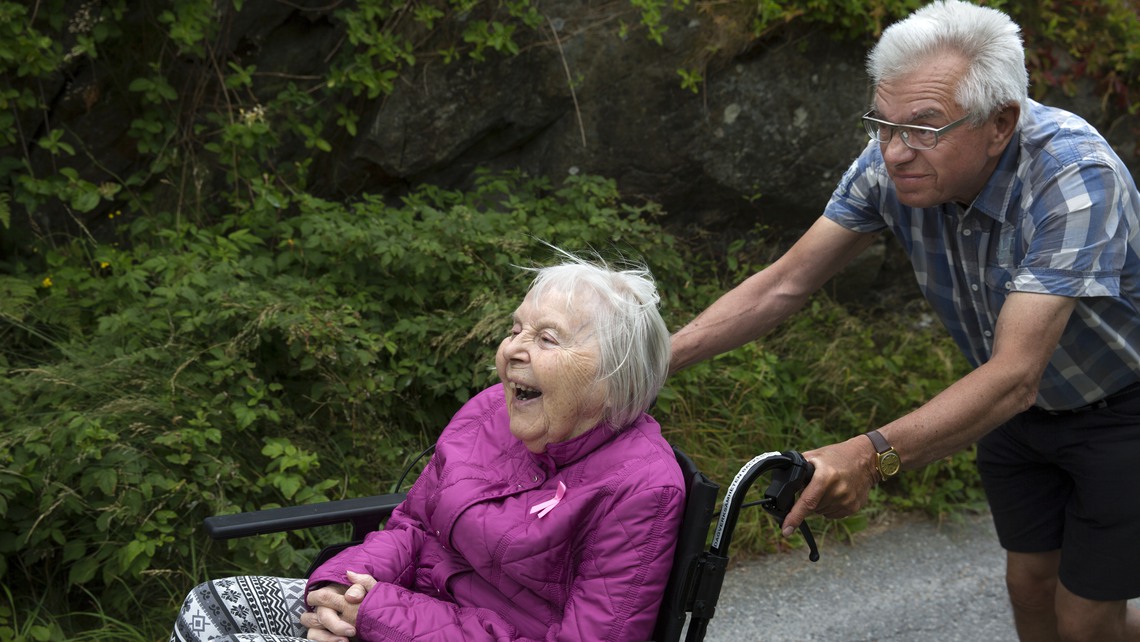 Man och kvinna i rullstol