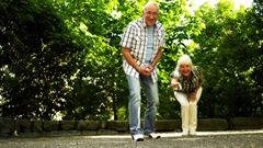 Pensionärspar spelar boule. Köpt bild med fria rättigheter från Johnér