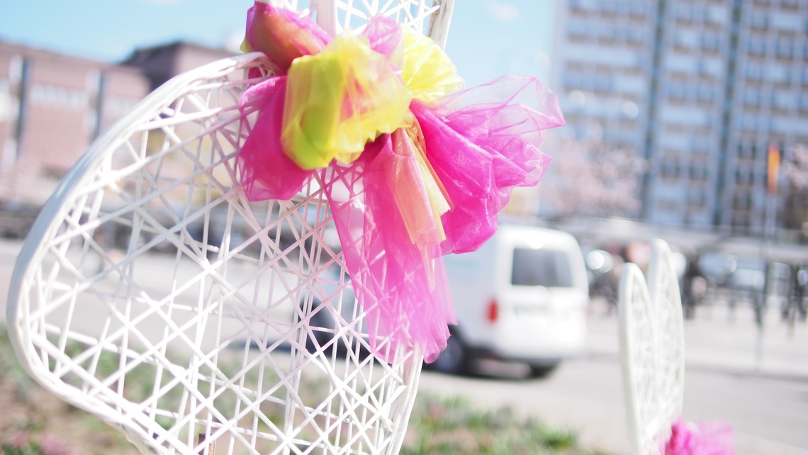 Påskpynt i rondell i Mörby c