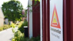 Skylt med text Grannsamverkan i bostadsområde i Enebyberg
