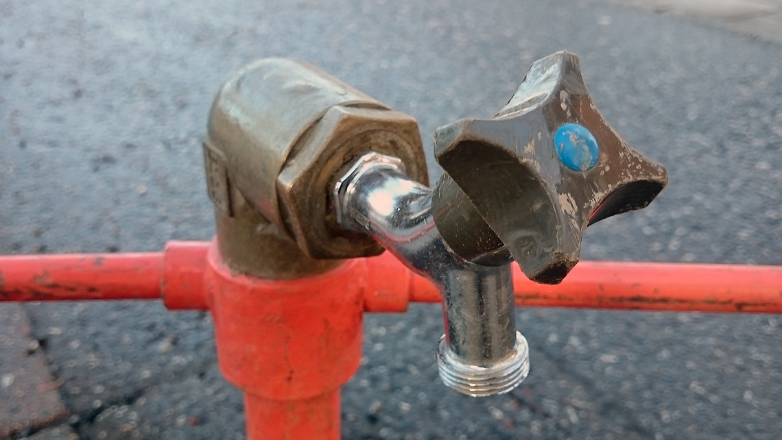 Tappställe för dricksvatten vid vattenläcka.