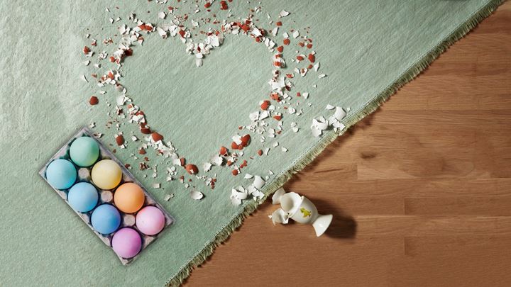 Äggskal i form av ett hjärta på ett bord. Bilden är en del av kampanjen Älska matavfall, ett samarbete inom Sörab-kommunerna. Ska användas i matavfallssammanhang.