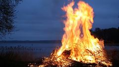 En eld som brinner intill en sjö. 