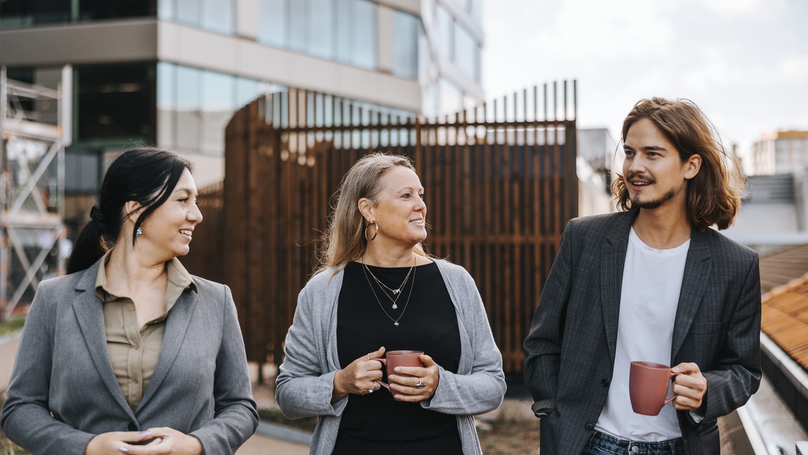 Kollegor utanför kontor