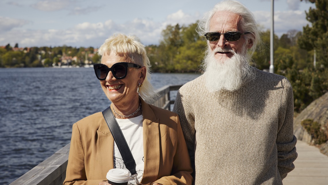 Äldre man och kvinna på promenad vid havet