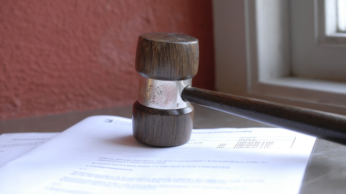 Papper med en träklubba ovanpå