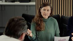 Personer har möte i lounge på kontor