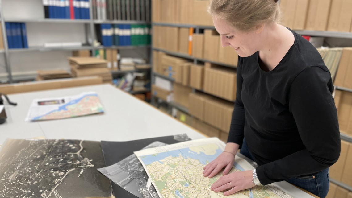 Kvinna som tittar på en karta.