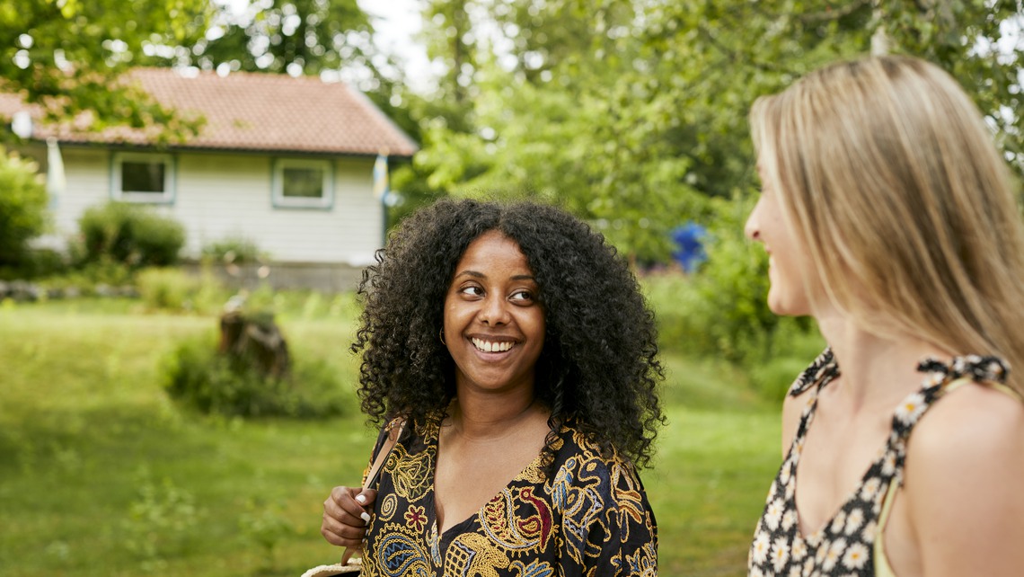 Två kvinnor utomhus