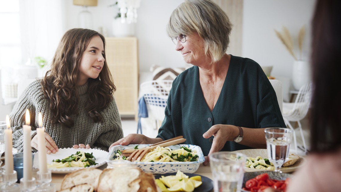 Människor umgås i lägenhet