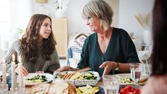 Människor umgås i lägenhet