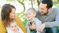 familj i trädgården
