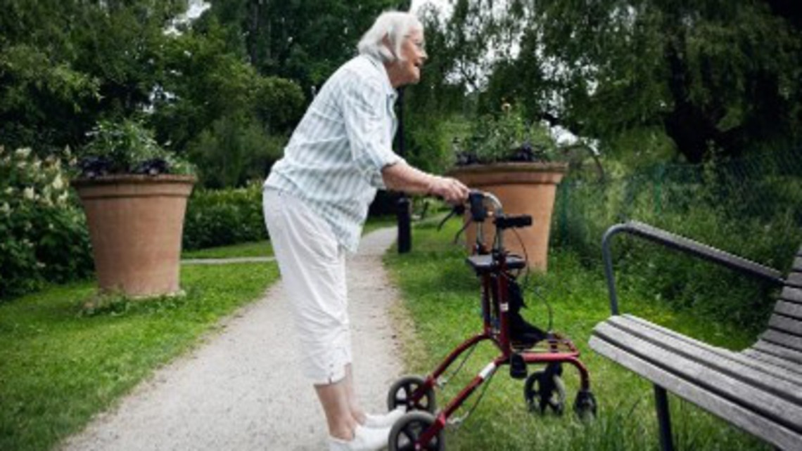 Kajsa Bergström visar rullatorgympa 