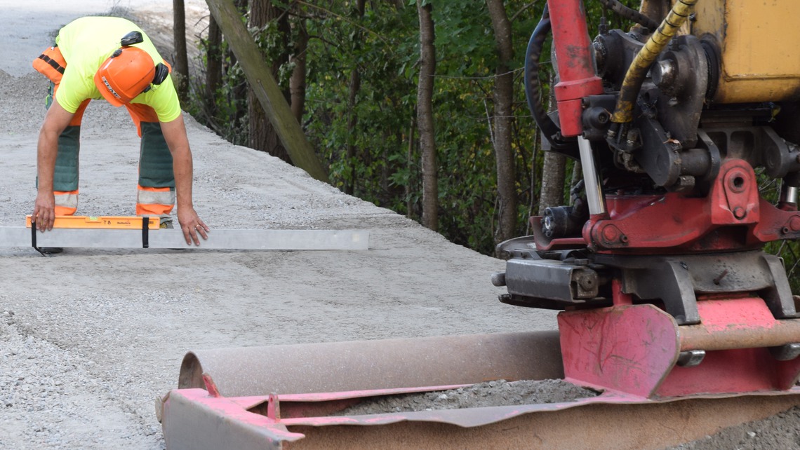 Vägarbetare arbetar med att dra en ny väg. 