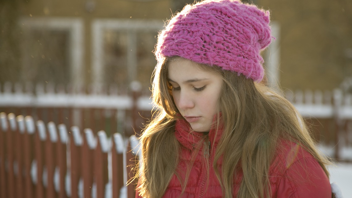 Allvarlig flicka med rosa mössa