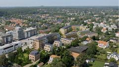 OBS! Illustration - inritat hus på bilden längs Enebybergsvägen som inte finns i dag (okt 2025). Samrådsförslag.