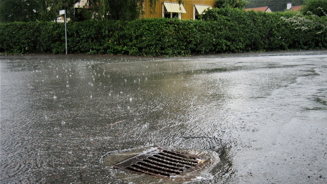 Regnvatten rinner ner i dagvattenbrunn.