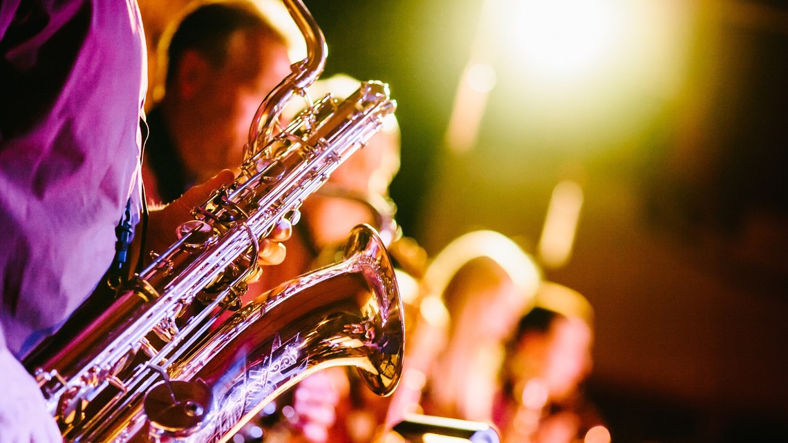 Närbild på person som spelar instrument.
