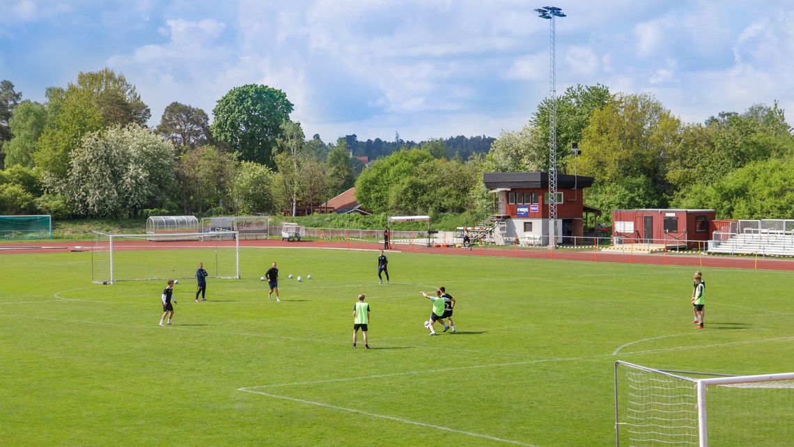Elever spelar fotboll