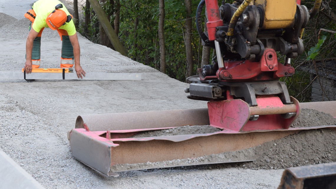 Vägarbetare arbetar med att dra en ny väg. 