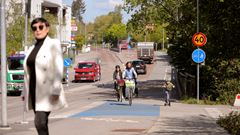Människor cyklar och promenerar i trafikmiljö i Enebyberg