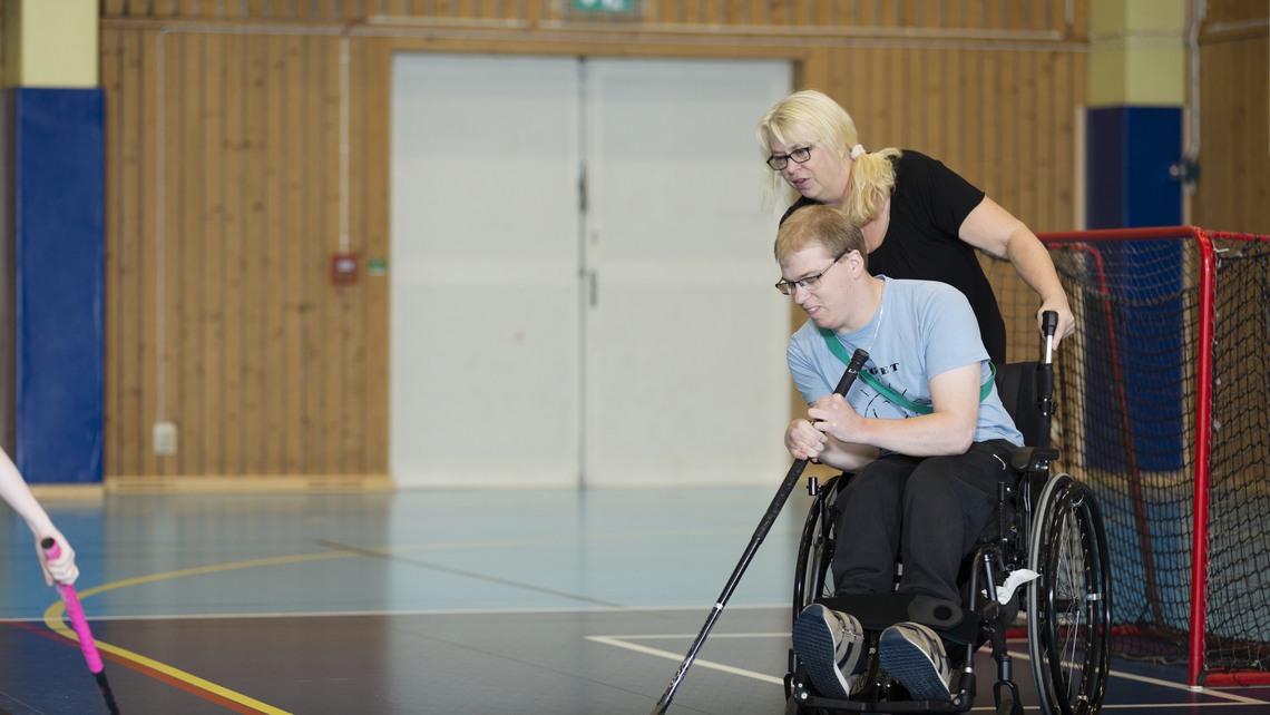 Kille som spelar innebandy