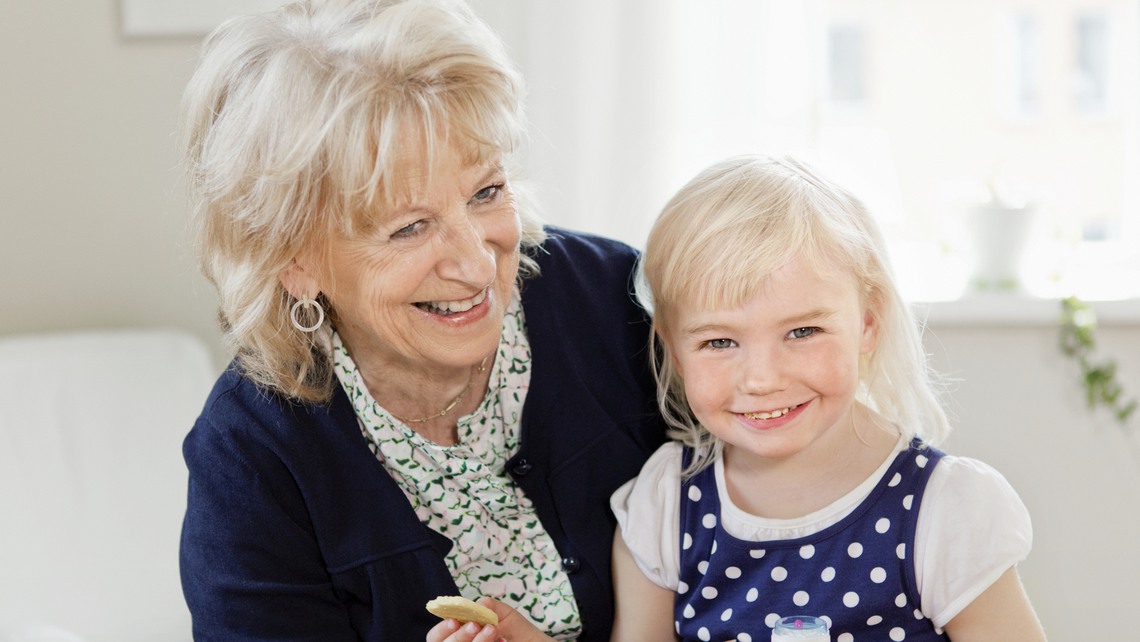 Mormor med barnbarn på kalas