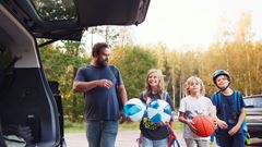 Familj vid bil