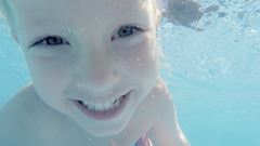 Ett barn badar i en pool.