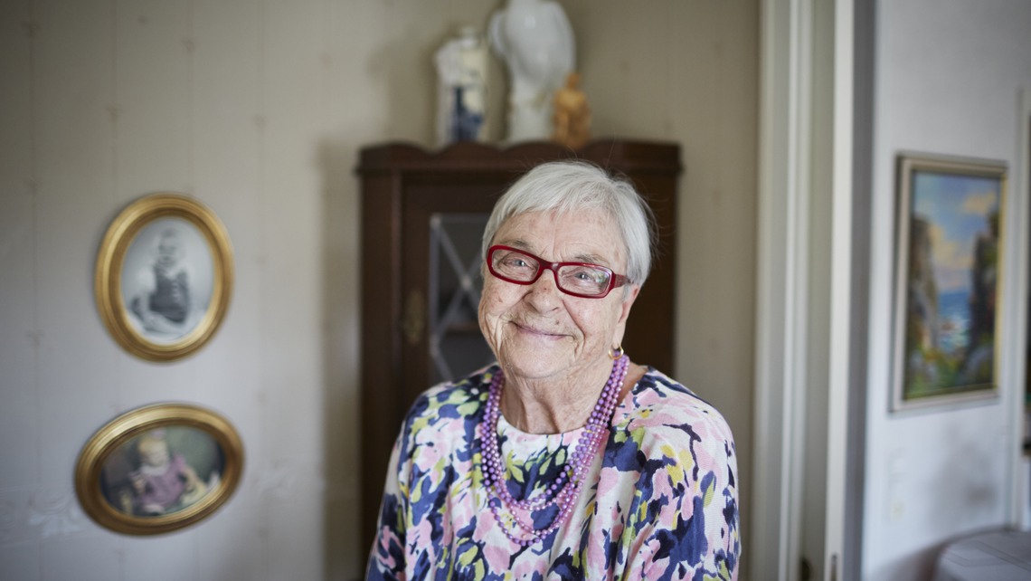 Kvinna i egen lägenhet på äldreboende