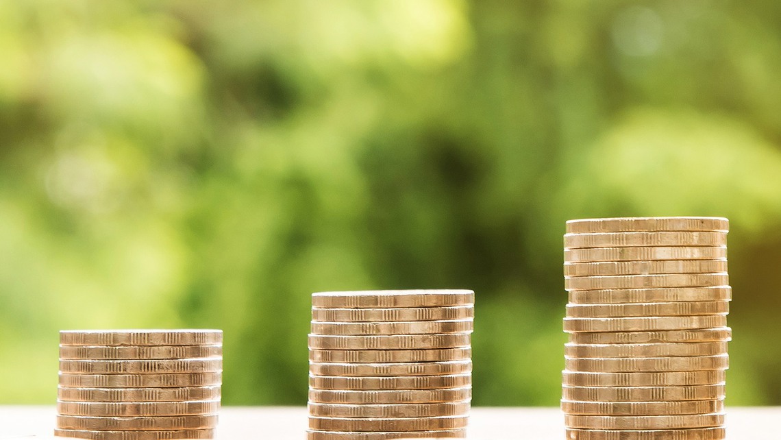 Tre staplar med mynt. 