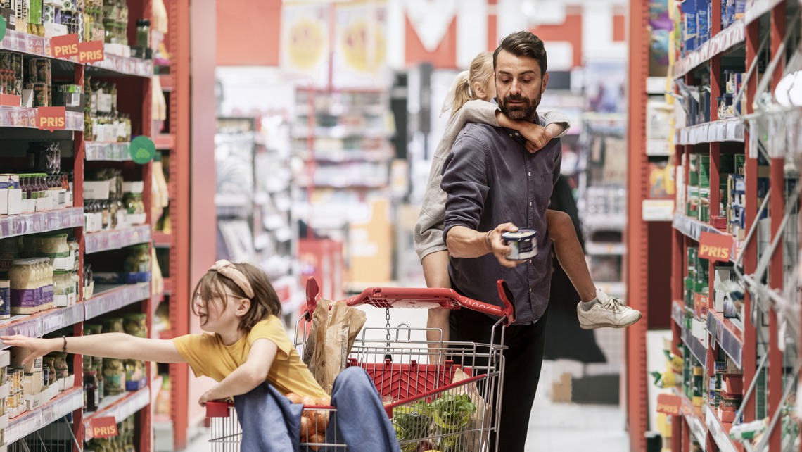 Familj i matbutik