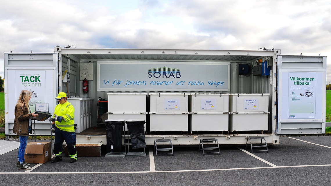 Container med återvinning, person som lämnar skräp hos anställd vid sopbolaget